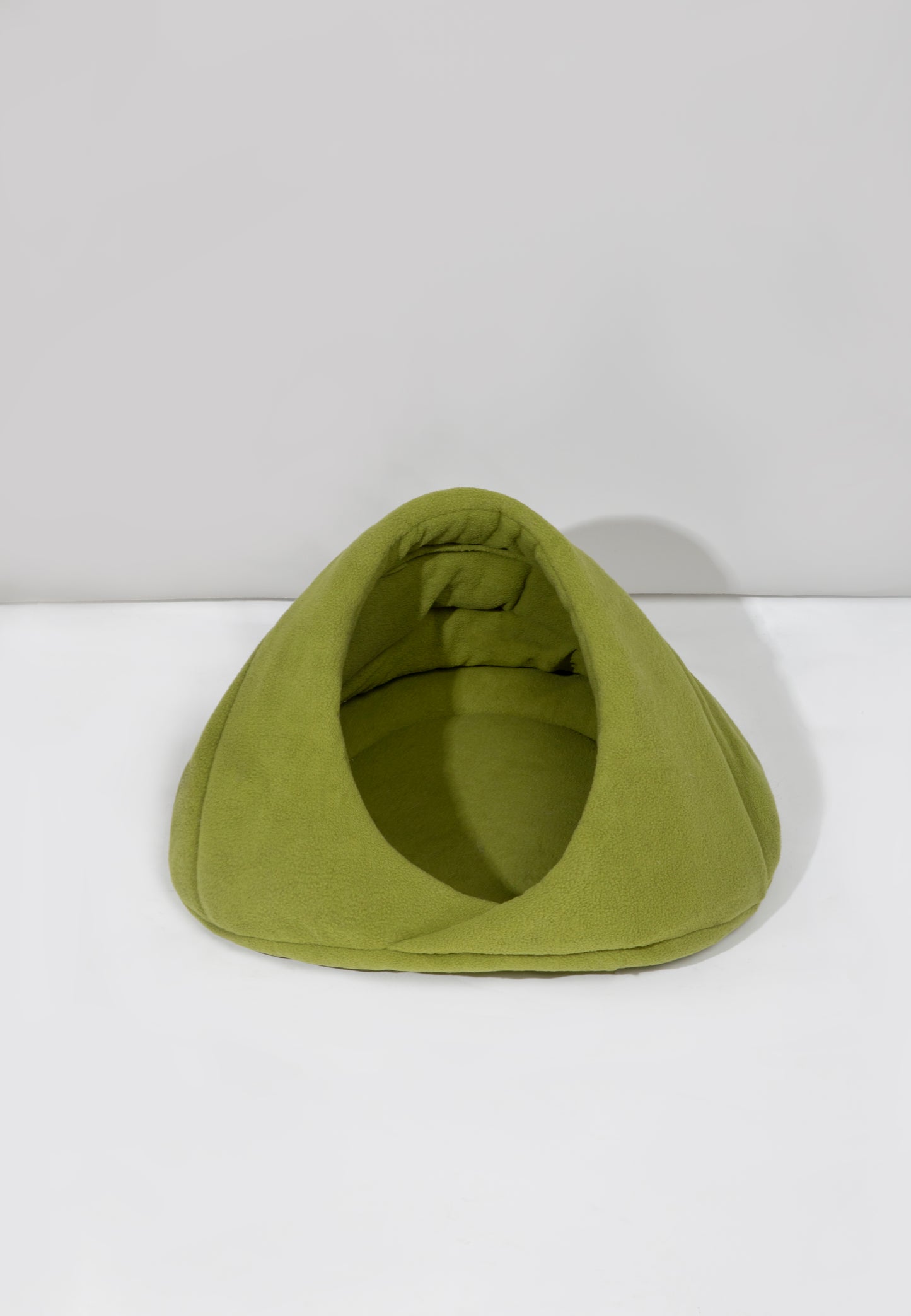 Polar Fleece Semi-Enclosed Pet Bed [Charcoal Bagel & Matcha Scone]